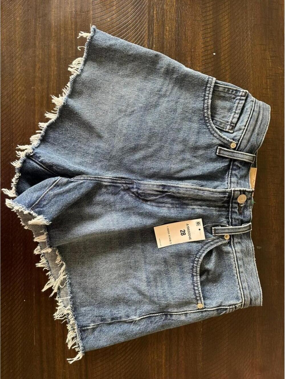 NWT Levi's High-Waisted Mom Shorts Size 28 Medium Wash
